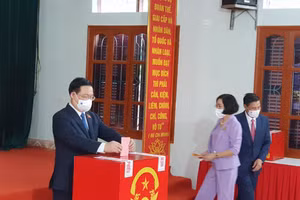 Chủ tịch Quốc hội Vương Đình Huệ bỏ phiếu tại thị trấn An Lão, huyện An Lão 