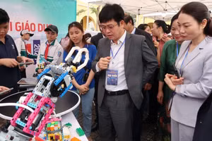 Lãnh đạo Bộ GD&ĐT và các đơn vị giáo dục tham quan gian trưng bày sản phẩm STEM của các phòng GD&ĐT.