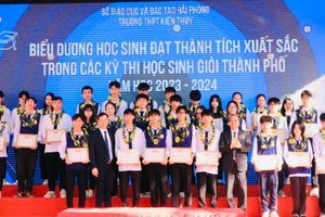 Trường THPT Kiến Thuỵ trao thưởng cho học sinh.