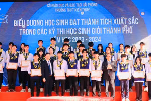 Trường THPT Kiến Thuỵ trao thưởng cho học sinh.