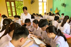 Cô Lan cùng học trò trong giờ ôn tập môn Lịch sử.