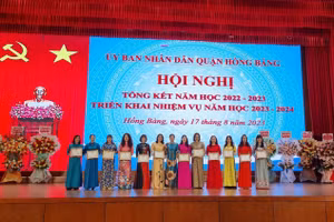 Hồng Bàng biểu dương khen thưởng giáo viên đạt thành tích cao.