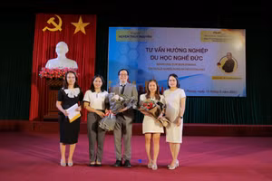 Lãnh đạo Công ty DHP tặng hoa khách mời tham gia sự kiện.