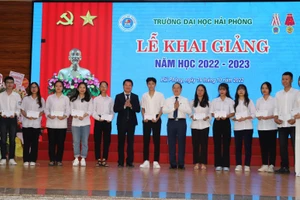 Lãnh đạo Nhà trường khen thưởng sinh viên đạt điểm cao trong kì tuyển sinh đầu vào năm học 2022-2023.