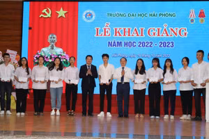 Lãnh đạo Nhà trường khen thưởng sinh viên đạt điểm cao trong kì tuyển sinh đầu vào năm học 2022-2023.