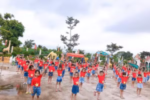 Học sinh Trường Mầm non Giang Biên, huyện Vĩnh Bảo trong giờ họat động ngoài trời (ảnh NTCC).