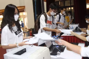 Sinh viên Trường Đại học Hàng hải Việt Nam làm thủ tục nhập học ngày 22/9.