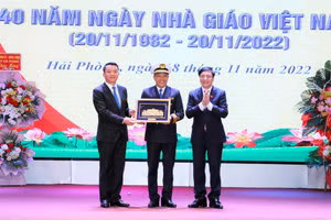 Tổng Thư ký Quốc hội, Chủ nhiệm Văn phòng Quốc hội Bùi Văn Cường trao tặng tập thể thầy, cô giáo Trường đại học Hàng hải Việt Nam bức tranh Tòa nhà Quốc hội Việt Nam.