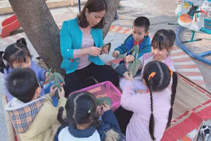 Cô trò Trường Mầm non Liên Am, huyện Vĩnh Bảo, thành phố Hải Phòng trong giờ học ngoại khoá.