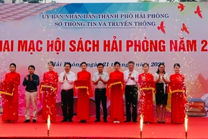 Đại biểu cắt băng Khai mạc Hội Sách Hải Phòng năm 2023.