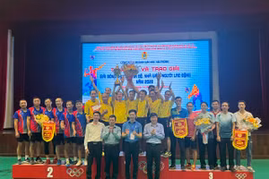 Giải nhất bóng chuyền nam được trao cho Trường THPT Hùng Thắng.