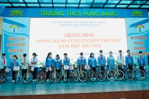 Lãnh đạo quận Hồng Bàng trao xe cho học sinh.