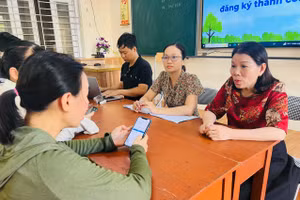 Phụ huynh Trường THCS Trần Phú, Kiến An đến trường để được tư vấn đăng ký tuyển sinh cho con.