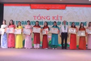 Lãnh đạo Sở GD&ĐT ghi nhận những nỗ lực của các thầy cô khi tham gia Hội thi.