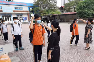 Học sinh lớp 9, Trường THCS Lê Hồng Phong, quận Ngô Quyền kiểm tra thân nhiệt trong những ngày ôn tập trục tiếp tại trường.