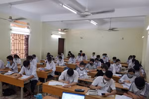 Học sinh lớp 12 tại Hải Phòng nghiêm túc phòng dịch khi quay lại trường ôn tập