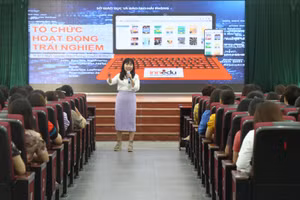 Bà Tô Thụy Diễm Quyên hướng dẫn CBQL, giáo viên trong ngành Giáo dục Hải Phòng cách thiết kế các hoạt động trải nghiệm.