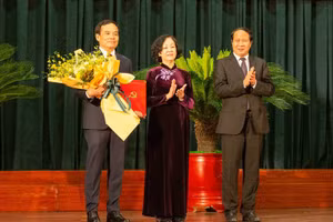 Bà Trương Thị Mai, Ủy viên Bộ Chính trị, Bí thư Trung ương Đảng, Trưởng Ban Tổ chức Trung ương trao quyết định và chúc mừng tân Bí thư Thành ủy Hải Phòng Trần Lưu Quang (bìa trái)