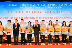 Biểu dương 11. học sinh đạt giải Nhất.