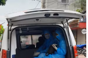 Cả gia đình cháu M được đưa đi cách ly y tế.