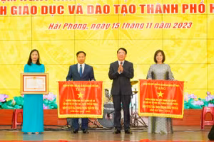 Các tổ chức, cá nhân nhận khen thưởng của Chính phủ và Bộ GD&ĐT.