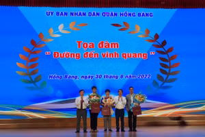Ông Lê Ngọc Trữ, Bí thư Quận ủy Hồng Bàng tặng hoạ đại biểu khách mời.