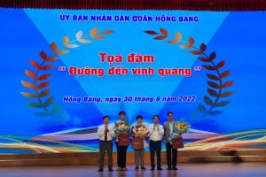 Ông Lê Ngọc Trữ, Bí thư Quận ủy Hồng Bàng tặng hoạ đại biểu khách mời.