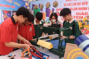 Học sinh Trường THCS Hưng Đạo và THCS Hoà Nghĩa với những sản phẩm sáng tạo STEM.