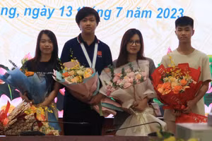 Nguyễn Đình Kiên trong lễ trao thưởng của UBND TP Hải Phòng.