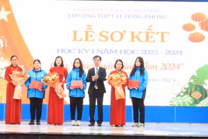 Nhà trường, biểu dương tập thể đạt thành tích cao.