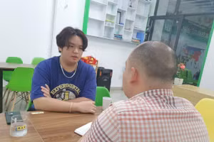 Hùng Khánh (áo xanh) dự định đi du học Canada sau khi có IELTS 8.0.