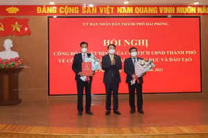 Lãnh đạo TP Hải Phòng trao quyết định, tặng hoa cho ông Phạm Quốc Hiệu và ông Vũ Văn Trà