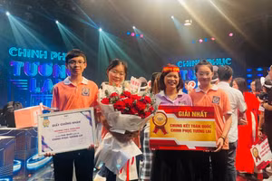 Cô Lê Thị Minh Tâm – Hiệu trưởng nhà trường chụp hình lưu niệm cùng đội chơi sau khi nhận giải Nhất.