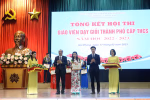Sở GD&ĐT khen thưởng giáo viên giỏi.