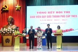 Sở GD&ĐT khen thưởng giáo viên giỏi.