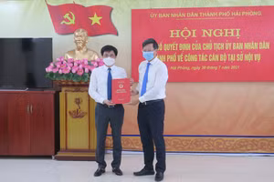 Phó chủ tịch UBND TP Hải Phòng Lê Anh Quân trao quyết định bổ nhiệm cho ông Hoàng Văn Đức