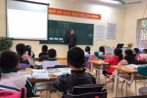 Cô trò tại Trường PTCS Thắng Lợi, xã Thắng Lợi, huyện Vân Đồn, tỉnh Quảng Ninh trong tiết học đầu năm học 2021-2022