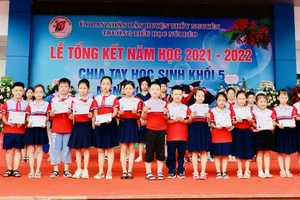 Nhiều học sinh được Ban Giám hiệu nhà trường tặng quà nhân dịp Lễ tổng kết năm học.