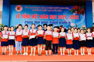 Nhiều học sinh được Ban Giám hiệu nhà trường tặng quà nhân dịp Lễ tổng kết năm học.