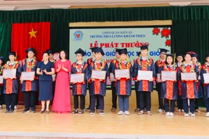 Học sinh Trường THCS Lương Khánh Thiện, quận Kiến An, TP Hải Phòng vinh dự nhận khen thưởng của lãnh đạo quận.