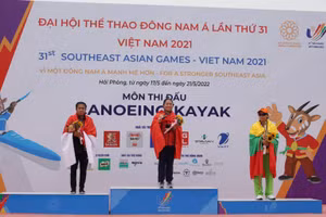 Vận động viên Nguyễn Thị Hương của Việt Nam thi đấu xuất sắc đoạt huy chương vàng chung kết đua thuyền đơn nữ Canoeing 1.000m.