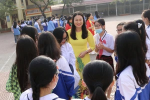 Thầy cô nên dành thời gian trò chuyện và tư vấn tâm lý cho học sinh trong những ngày đầu đến trường (ảnh minh hoạ).