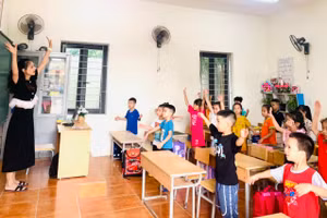 Học sinh lớp 1 Trường Tiểu học Hải Thành, quận Dương Kinh ngày đầu tựu trường.