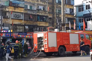 Đám cháy tại căn nhà tập thể tầng 2 đã được dập tắt