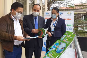 Phó Giám đốc Sở GD&ĐT Hải Phòng Đỗ Văn Lợi ( giữa) trao đổi thông tin cùng đại diện Nhà xuất bản