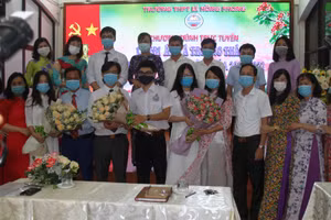 Thầy cô Trường THPT Lê Hồng Phong đón nhận những bó hoa tươi thắm của học trò