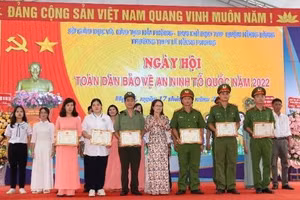 Chính quyền địa phương ghi nhận những đóng góp tích cực của tập thể, cá nhân trong phong trào toàn dân bảo vệ an ninh tổ quốc.