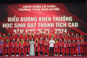 Thầy trò Trường THCS Ngô Quyền phấn khởi trước thành tích đã đạt được.