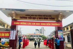 Trường Tiểu học và THCS Hùng Thắng ngày đầu đến trường sau kỳ nghỉ Tết và nghỉ dịch dài ngày.