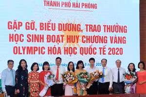 Lãnh đạo thành phố Hải Phòng khen thưởng giáo viên, học sinh đạt giải cao trong kỳ thi quốc tế
